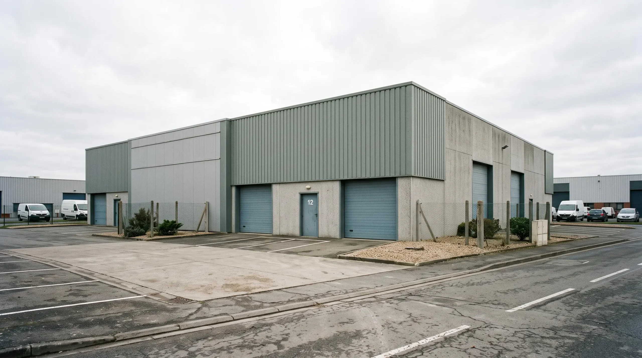 Façade extérieure d'un bâtiment moderne de self-stockage dans une zone commerciale à Valenciennes